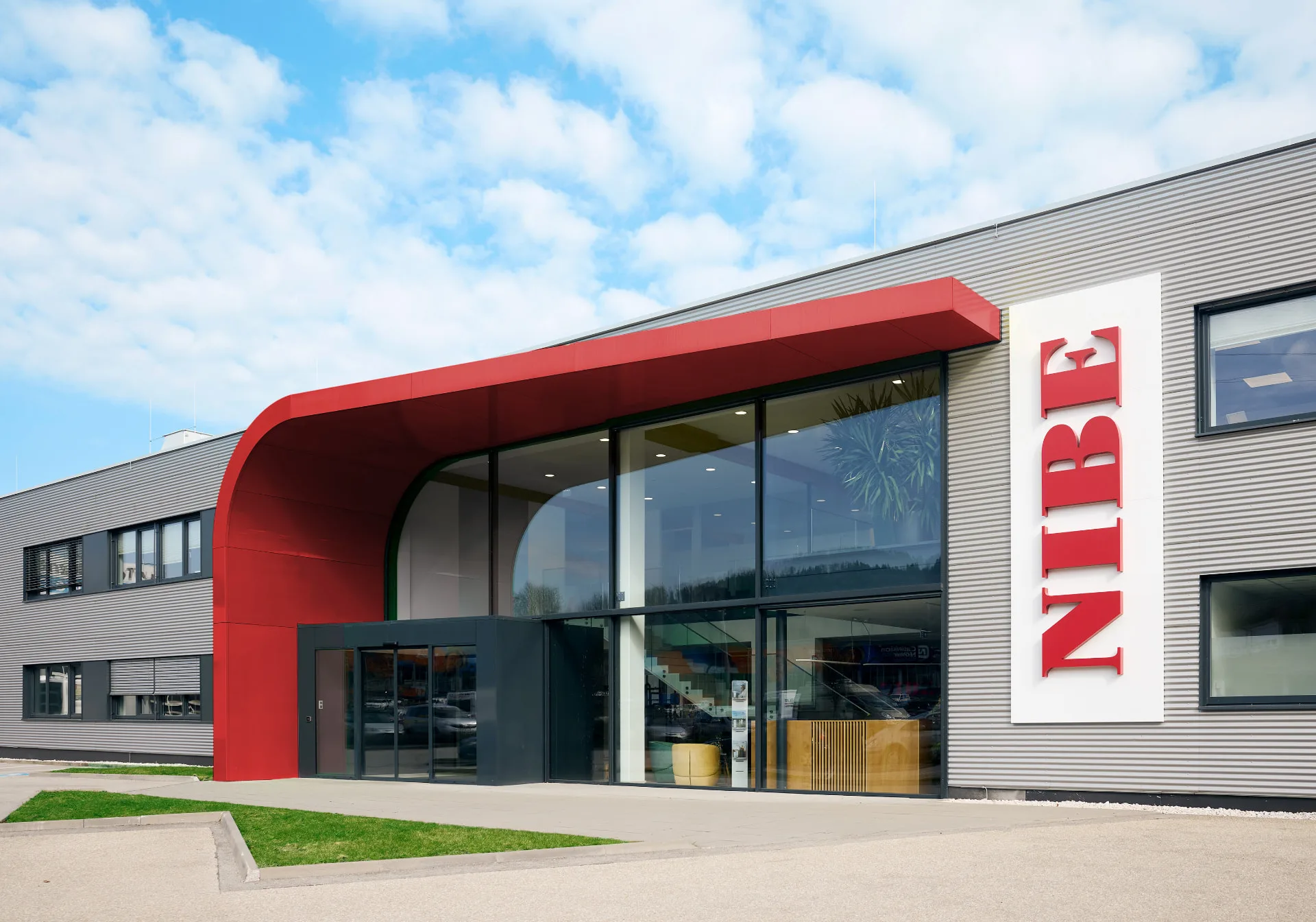 NIBE GmbH Firmensitz in Schörfling am Attersee mit rotem Eingangsbogen