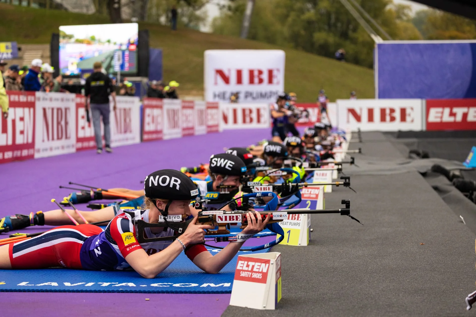 Biathletinnen am Schießstand im Olympiapark München